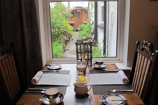 breakfast room table setting